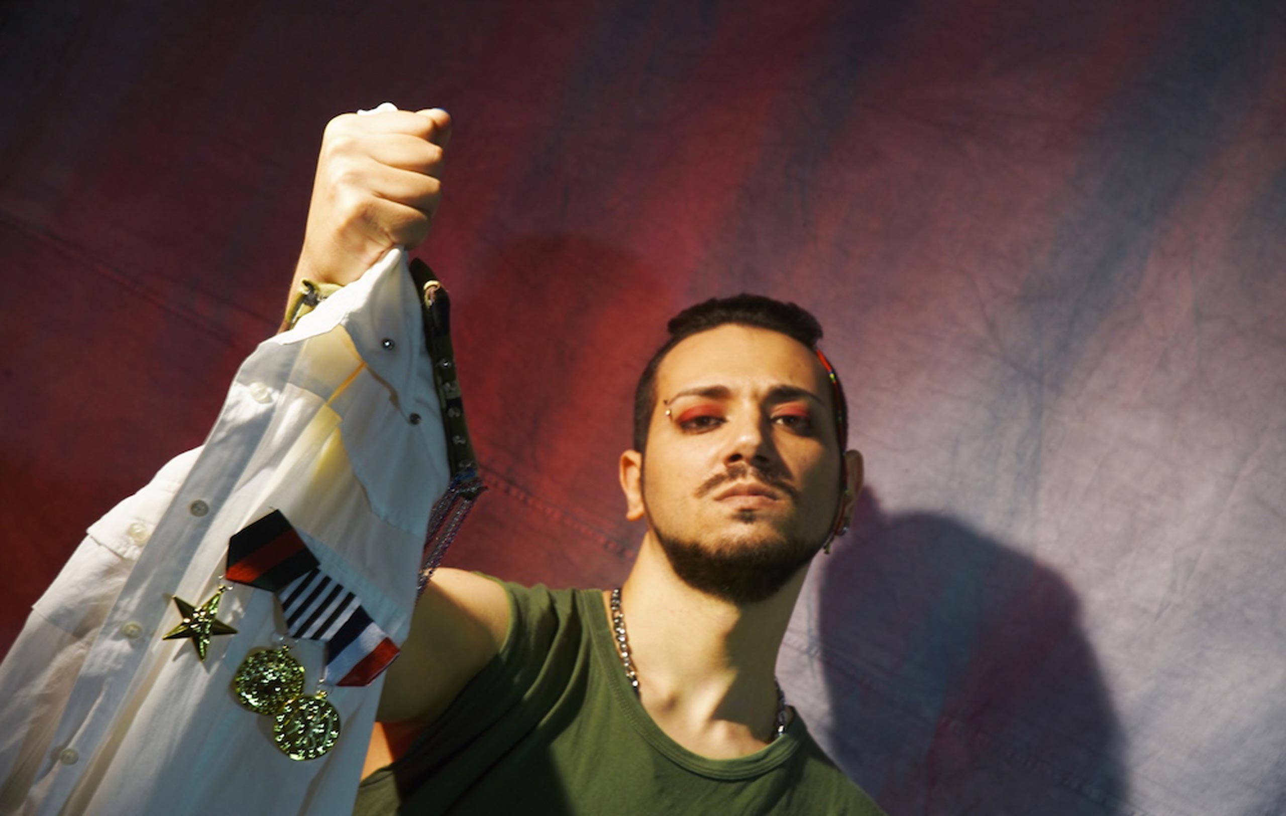 Online Fronte della nuova rivoluzione universale, il nuovo EP del cantautore pop rock anagnino Antòn